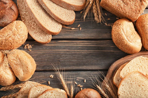 Vers Gebakken Broodproducten Houten Achtergrond — Stockfoto