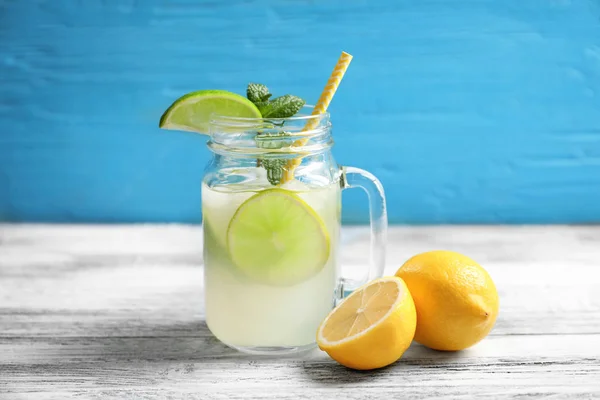 Leckere Limonade Mit Limette Und Minze Einmachglas Auf Dem Tisch — Stockfoto