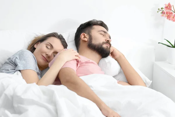 Esposo y esposa durmiendo — Foto de Stock