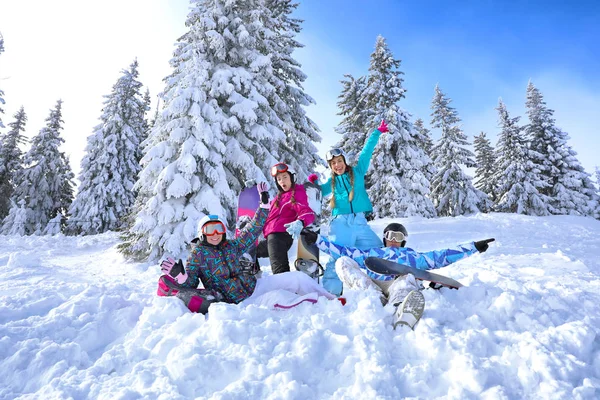 Vrienden Besneeuwde Skiresort Wintervakantie — Stockfoto