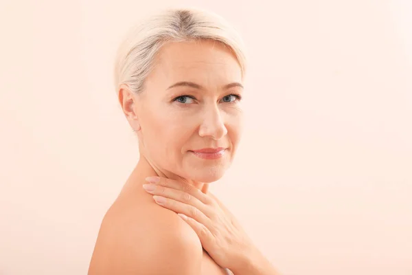 Retrato Una Hermosa Mujer Madura Sobre Fondo Claro Concepto Cuidado — Foto de Stock