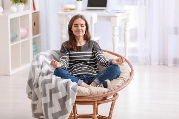 Mulher Jovem Meditando Cadeira Lounge Casa — Fotografia de Stock