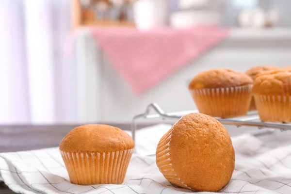 Leckere Cupcakes Auf Dem Tisch Frisch Aus Dem Ofen — Stockfoto