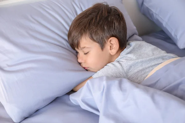 Roztomilý Malý Chlapec Spí Posteli Doma — Stock fotografie