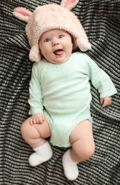 Kleine Baby Leuke Hoed Liggend Plaid Top Uitzicht — Stockfoto