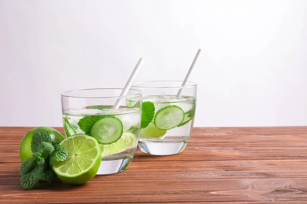 Välsmakande Saft Med Gurka Lime Och Mynta Glas Bordet — Stockfoto