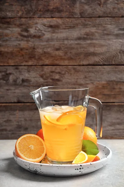 Krug Mit Leckerer Orangenlimonade Auf Dem Tisch — Stockfoto