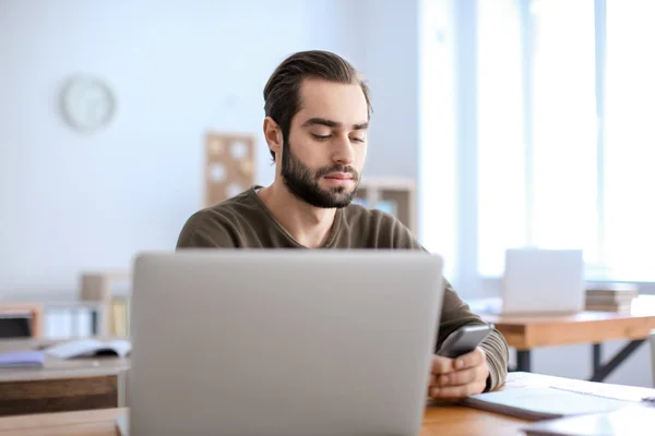 Jeune Étudiant Avec Smartphone Table Classe — Photo