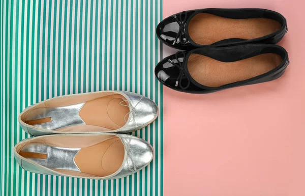 Stijlvolle Vrouwelijke Schoenen Kleur Achtergrond — Stockfoto