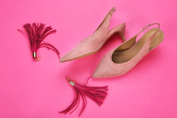 Klassieke Vrouwelijke Schoenen Oorbellen Kleur Achtergrond — Stockfoto