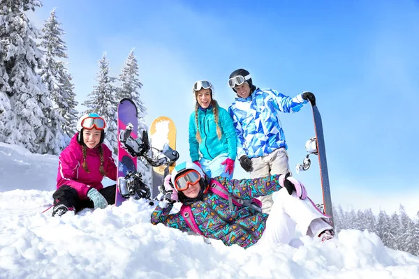 Φίλοι Στο Χιονισμένο Χιονοδρομικό Θέρετρο Χειμερινές Διακοπές — Φωτογραφία Αρχείου