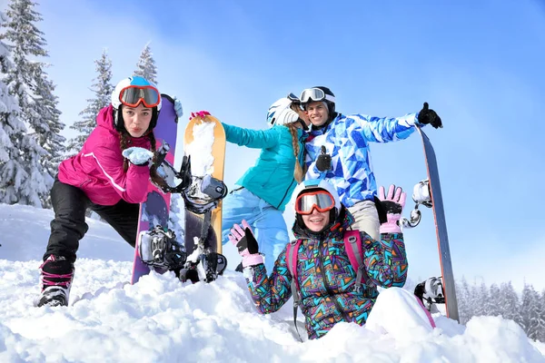 Amigos Estación Esquí Nevado Vacaciones Invierno —  Fotos de Stock