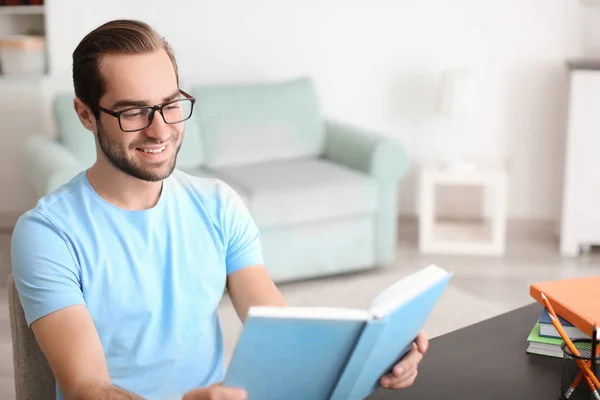 Studentin Lernt Tisch Drinnen — Stockfoto