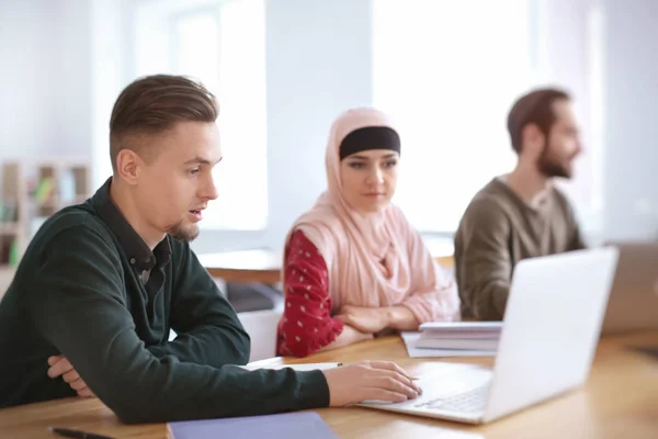 Studente Musulmano Con Compagni Classe Biblioteca — Foto Stock