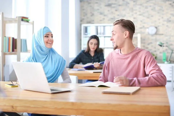 Samec Studenta Jeho Muslimští Spolužák Pomocí Přenosného Počítače Knihovně — Stock fotografie