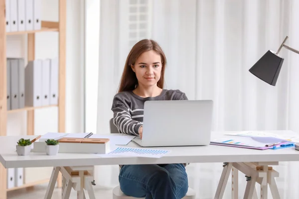 Jovem Mulher Trabalhando Com Laptop Mesa Escritório — Fotografia de Stock