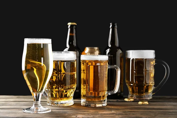 Různé Skleněné Pivem Dřevěný Stůl Proti Černému Pozadí — Stock fotografie