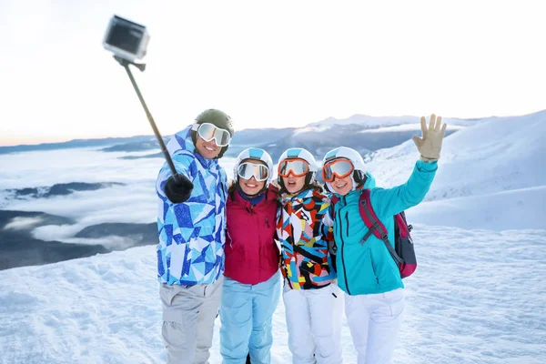 Grupp Vänner Tar Selfie Ovanpå Snowy Hill Ski Resort Vintersemester — Stockfoto