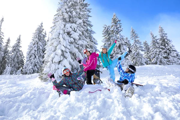 Amigos Estación Esquí Nevado Vacaciones Invierno —  Fotos de Stock