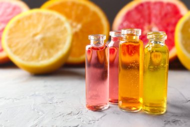 Şişe parfüm yağı ile