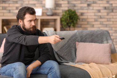 Televizyon izleyen adam.  