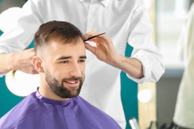 Kuaför müşteri ile çalışma 