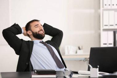 ofis yakışıklı işadamı