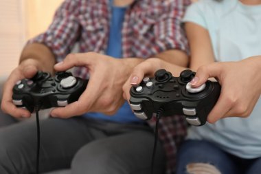 Video oyunu oynayan genç çift 