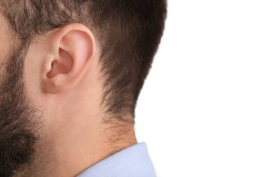 İşitme sorunu olan genç adam