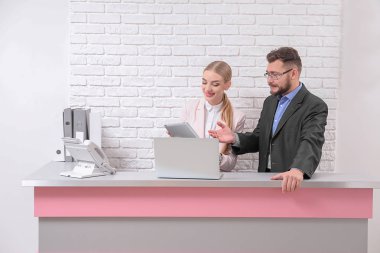 Stajyer ile erkek resepsiyonist