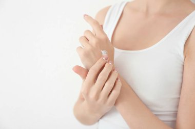 El kremi süren genç bir kadın. 