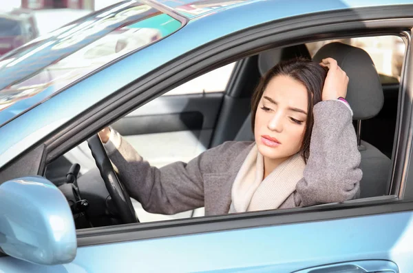 車の中の若い女性は — ストック写真