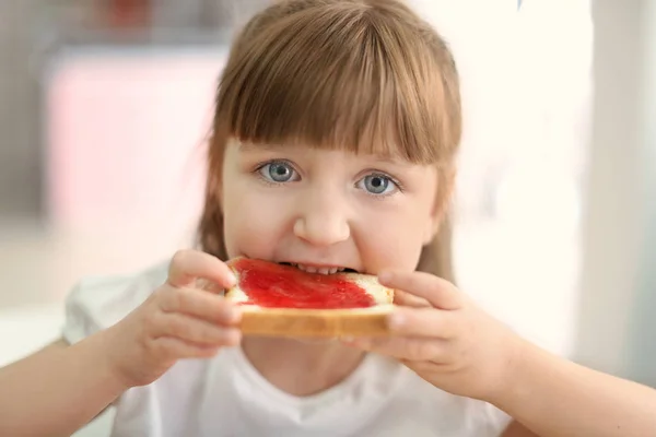 トーストを食べる少女 — ストック写真