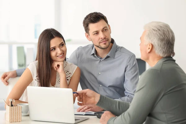 Jong koppel pensioenplan bespreken met consultant in kantoor — Stockfoto
