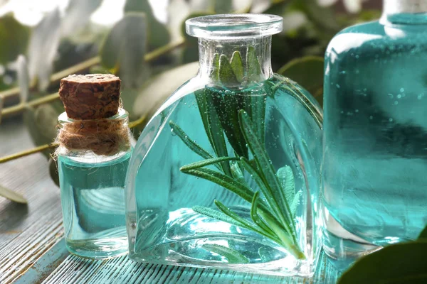 Flaskor med parfymolja — Stockfoto