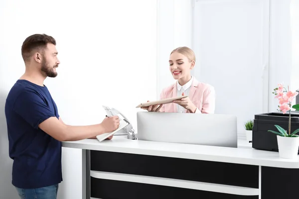 Recepcionista feminina que recebe parcela — Fotografia de Stock