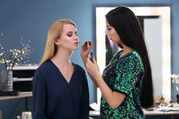 Makeup-konstnär som arbetar med modell — Stockfoto
