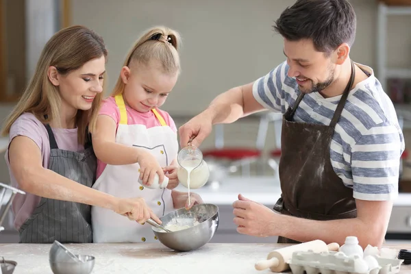 Lycklig familj förbereder degen — Stockfoto