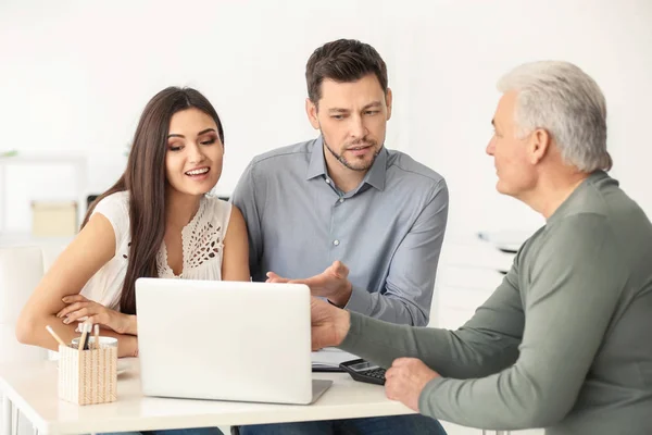 Junges Paar diskutiert mit Berater über Altersvorsorge — Stockfoto