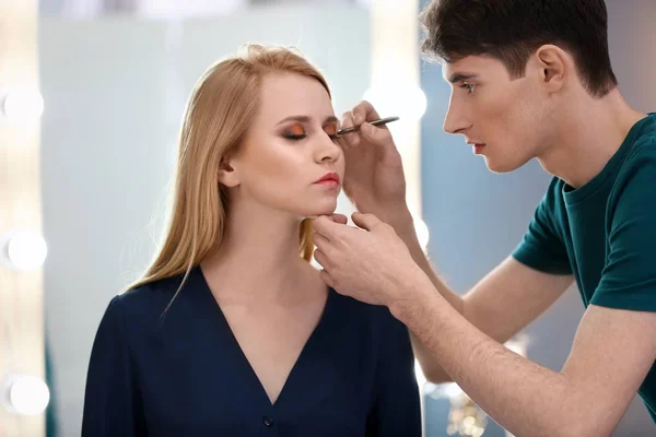 Makeup-konstnär som arbetar med modell — Stockfoto