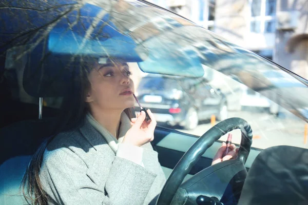 Donna che applica il trucco in auto — Foto Stock