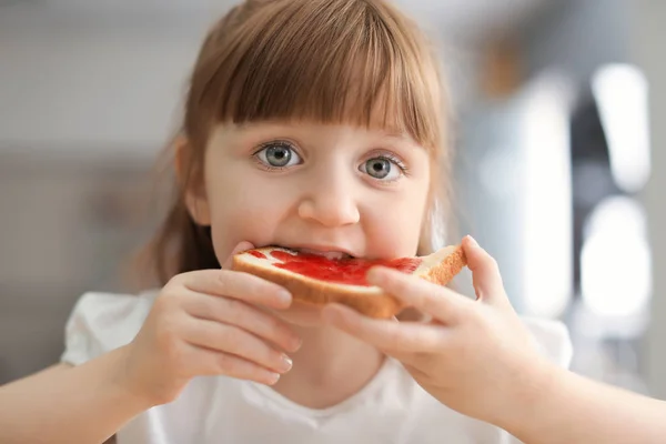 Bambina mangiando pane tostato — Foto Stock