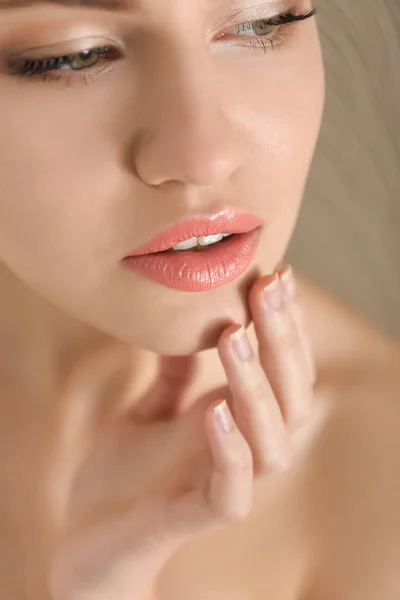 Young woman applying cream — Stock Photo, Image