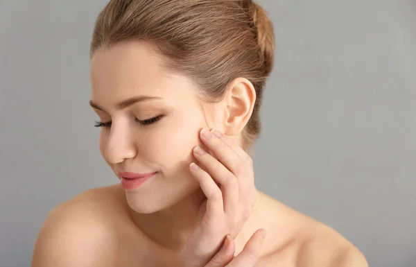 Young woman applying cream — Stock Photo, Image