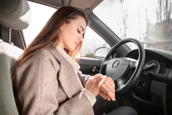 Jonge vrouw in auto — Stockfoto