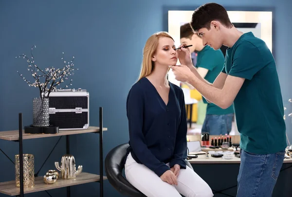 Makeup artist working with model — Stock Photo, Image
