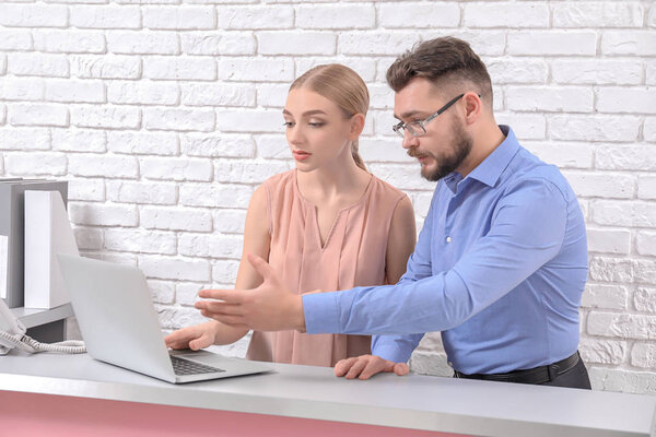 Мужчина регистратор со стажером
