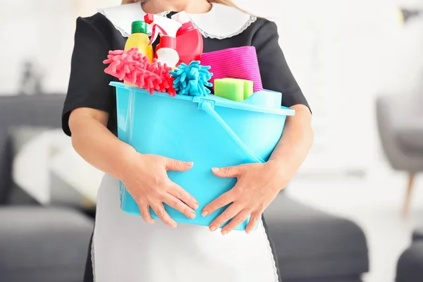 Mulher segurando balde com suprimentos de limpeza — Fotografia de Stock