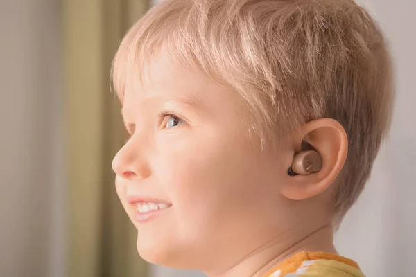 Jongetje met gehoorapparaat — Stockfoto