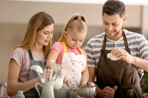 Счастливая семья готовит тесто — стоковое фото